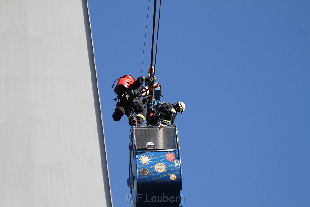 Koelner Seilbahn Gondel blieb haengen Koeln Linksrheinisch P557.JPG